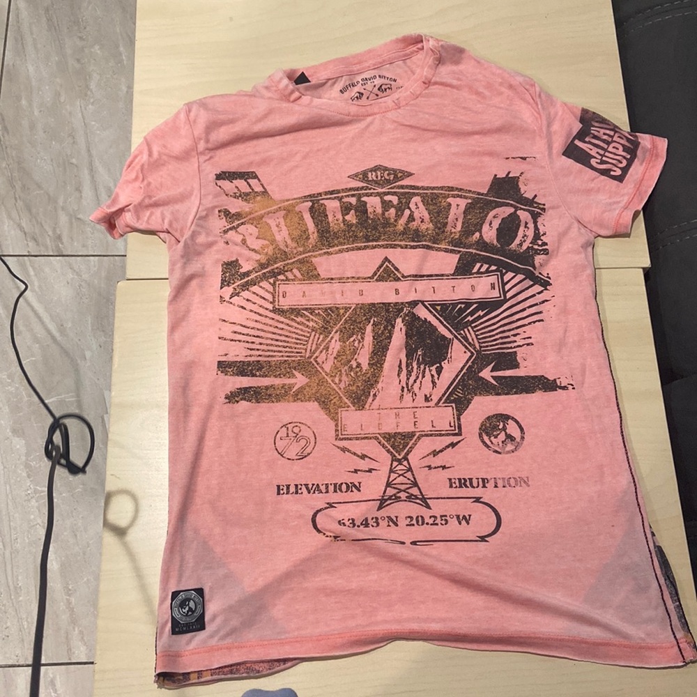 Mens Buffalo cotton tee. Light pink size Medium